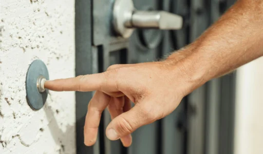 Ein Finger drückt den Klingel-Knopf - ein Beispiel dafür, dass die Türe nicht automatisch offen ist, wie es auch bei DSGVO-konformen Websites sein soll, die Infos sind nicht automatisch allen zugänglich.